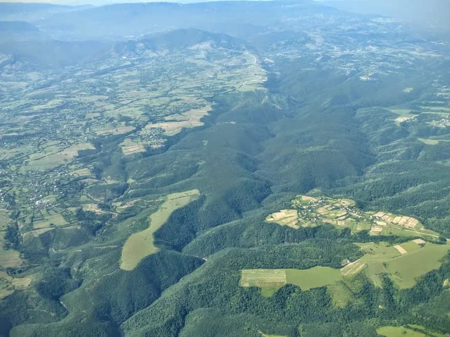 Ile trwa lot do Gruzji? Czas przelotu z Polski do Tbilisi wyjaśniony