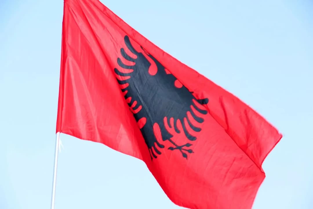 Ile trwa lot z Polski do Albanii? Czas lotu i ważne informacje